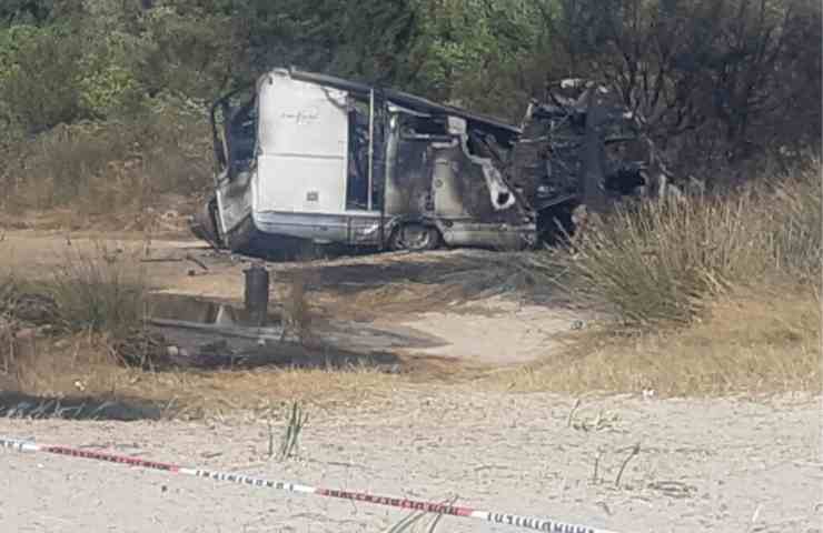 camper distrutto incendio